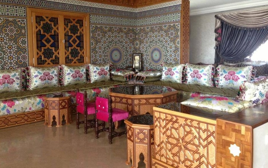 Salon marocain avec des banquettes en bois