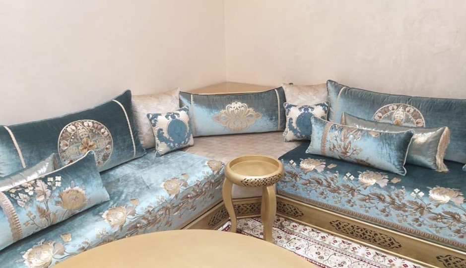 salon marocain moderne bleu ciel et beige