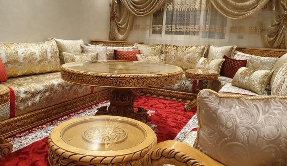Salon marocain traditionnel pas cher avec meubles en bois