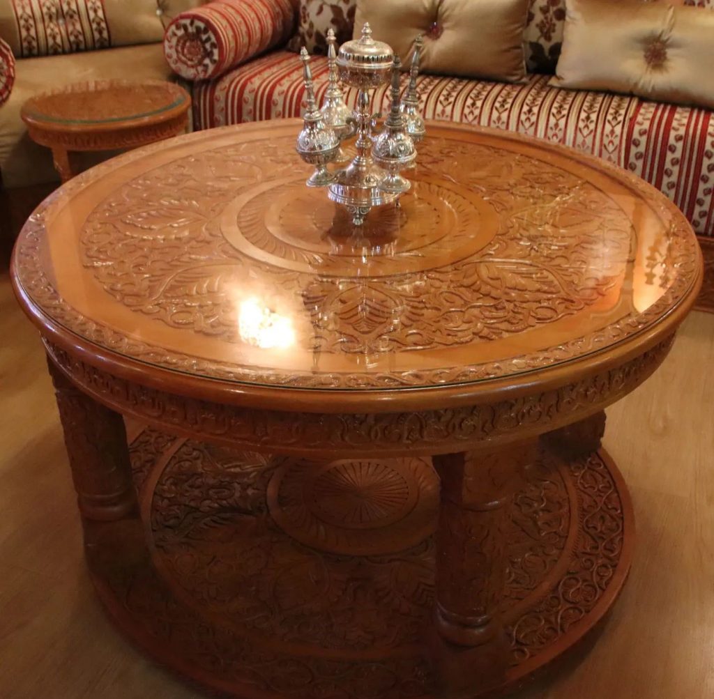 Table ronde en bois pour salon traditionnel