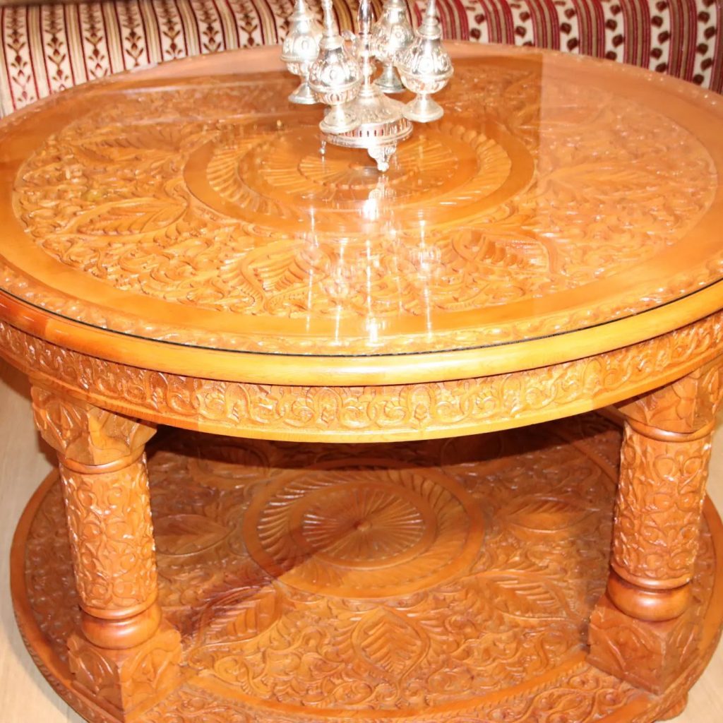 Table ronde en bois sculpté pour salon traditionnel